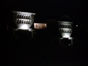 Vista nocturna de los horreos del casco histórico